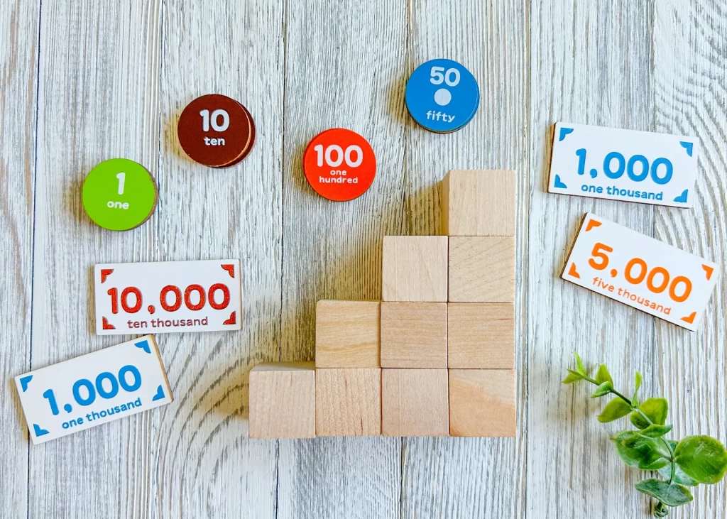 お金を表す木製ボードと積み上げられた木製ブロック