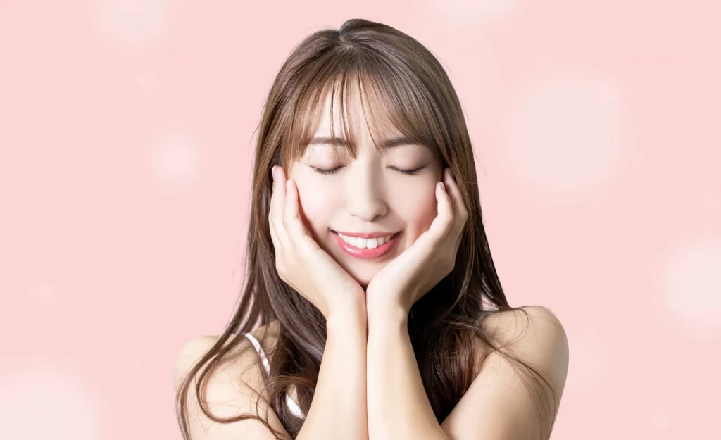 両手でほほを抑えている女性