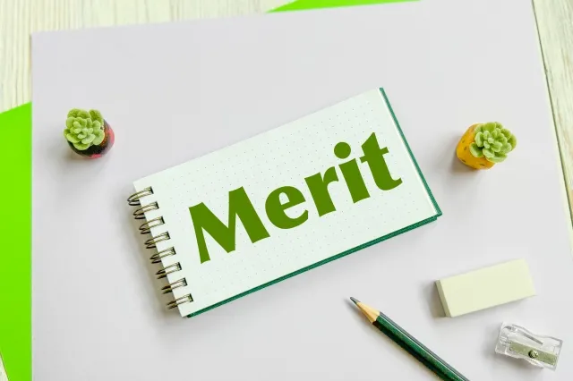 メリットと書かれている紙