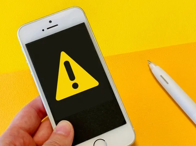 スマートフォンに注意マークがでている