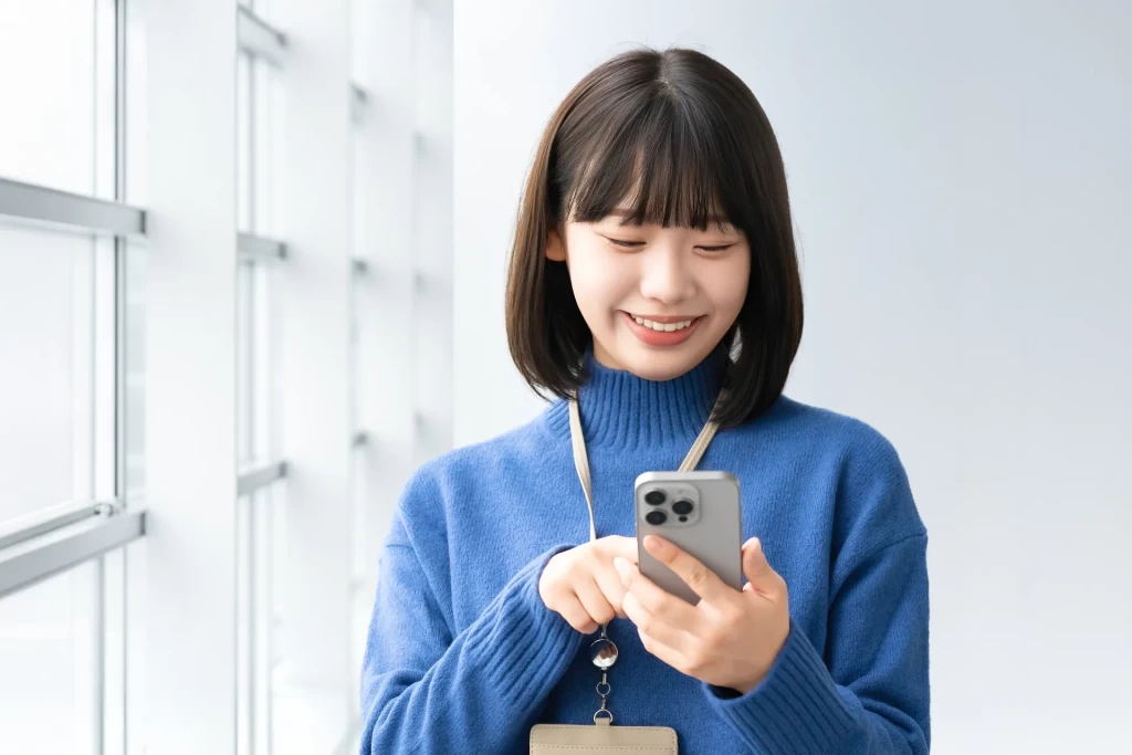 スマホをいじる女性