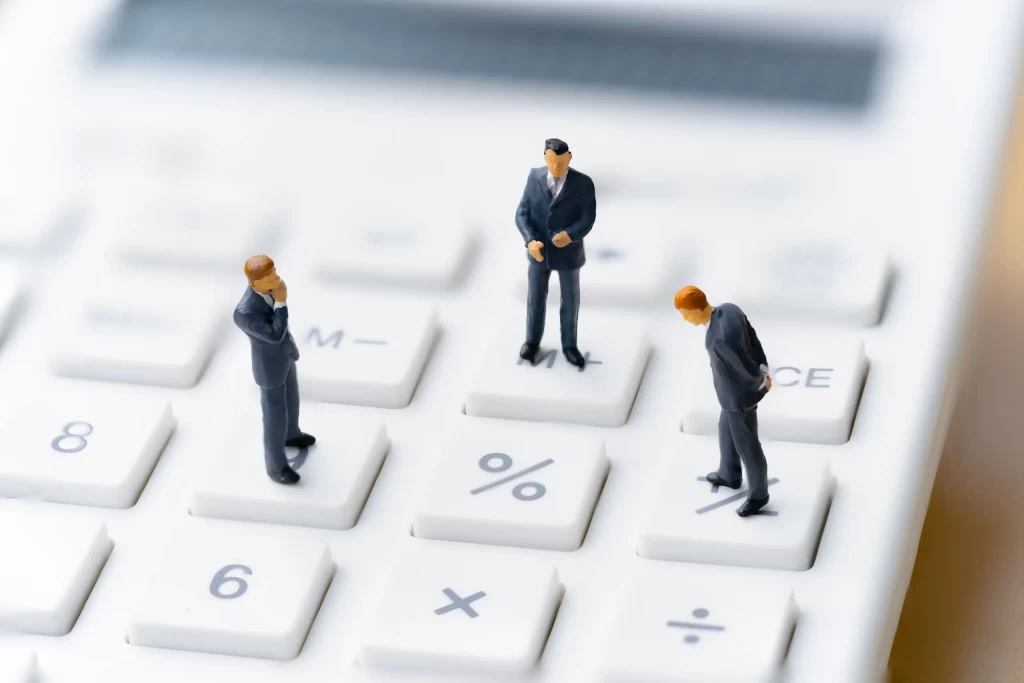 電卓のうえにのる男性