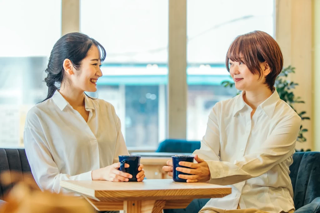 カフェで二人の女性が話している