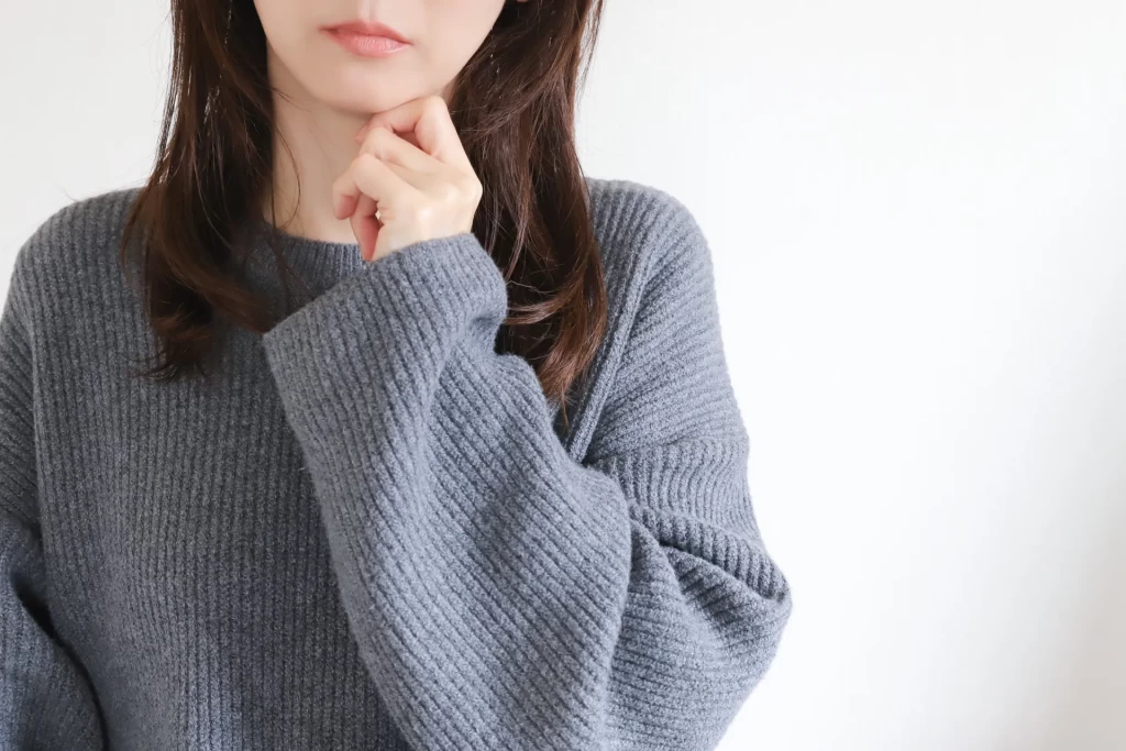 悩んでいる女性