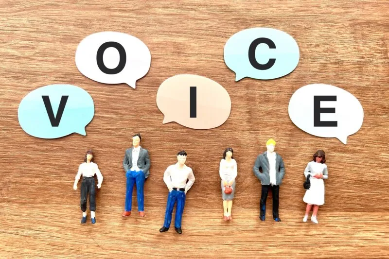 ボイスと噴き出している人形