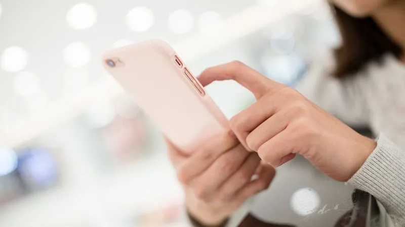 スマホを触る女性