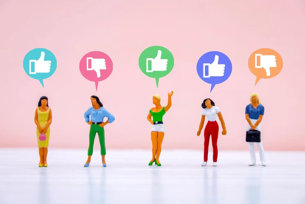 評価する女性の人形