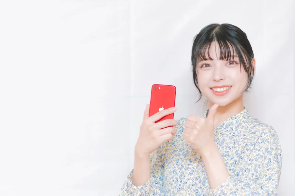スマートフォンをもって微笑む女性