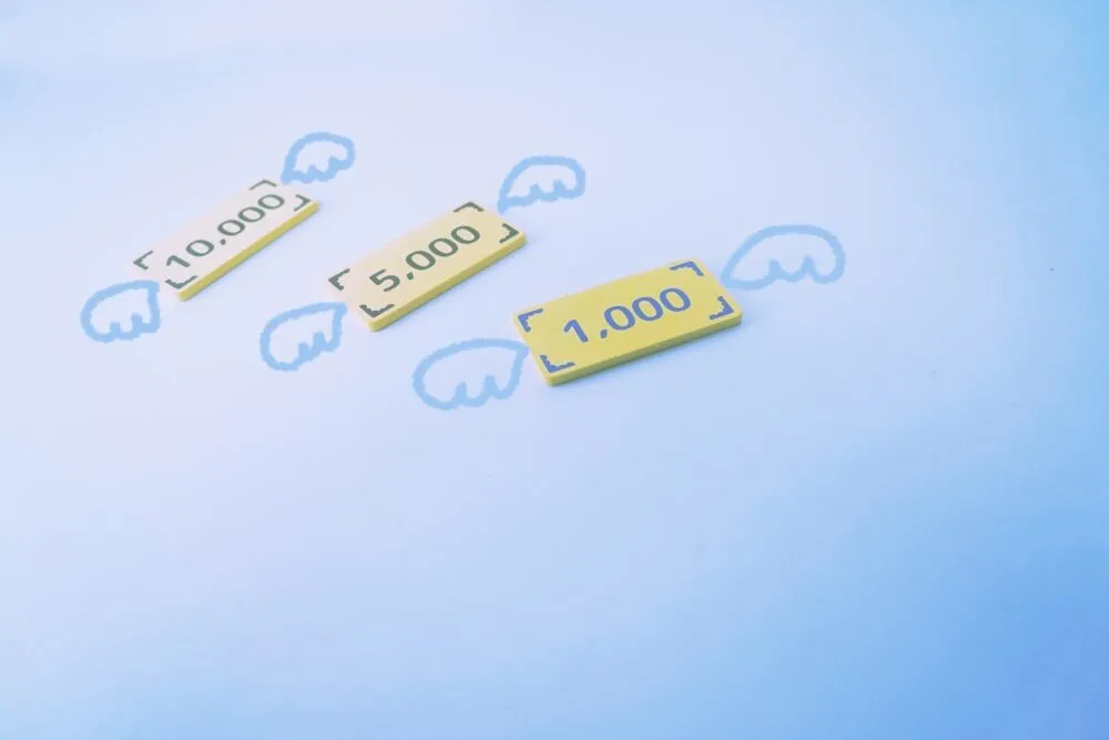 羽がついた札束