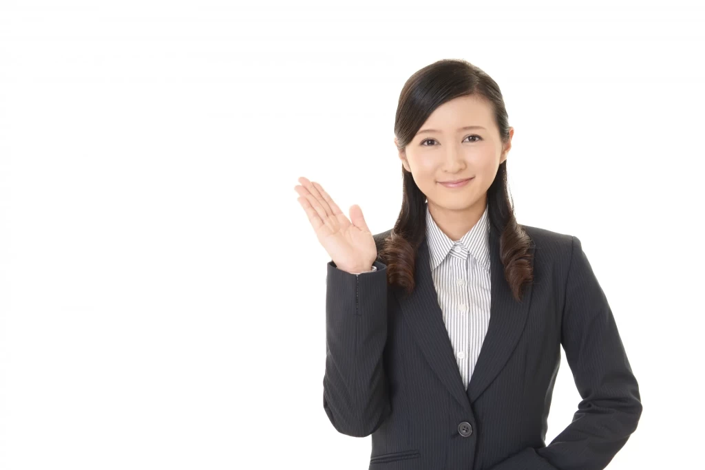 右手のひらを斜め上に向けた女性