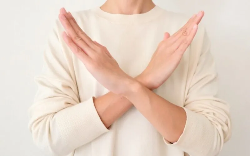 断っている女性