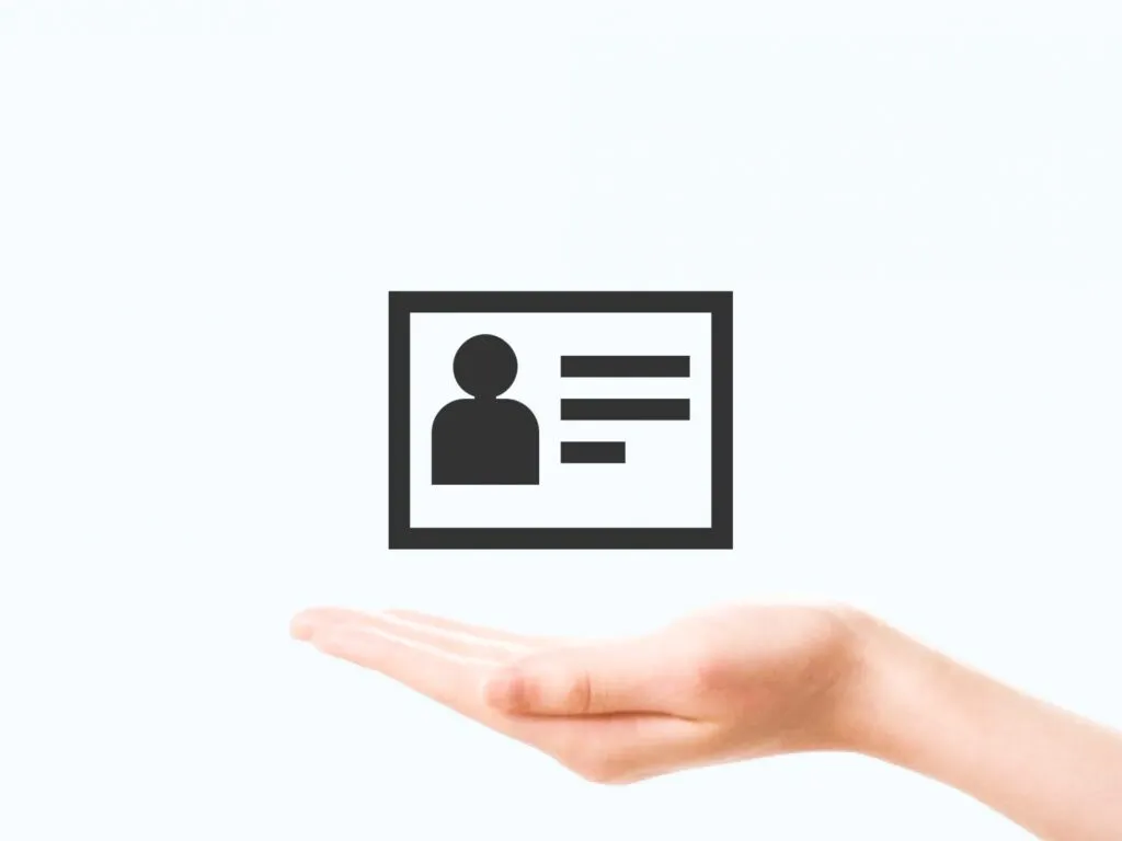 手のひらにプロフィールカードが出ている