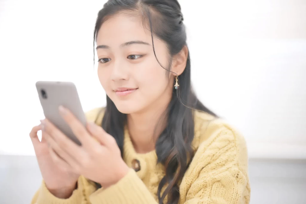 スマホを操作する女性