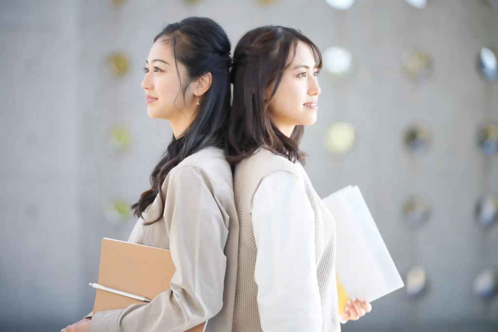 背中合わせの女性