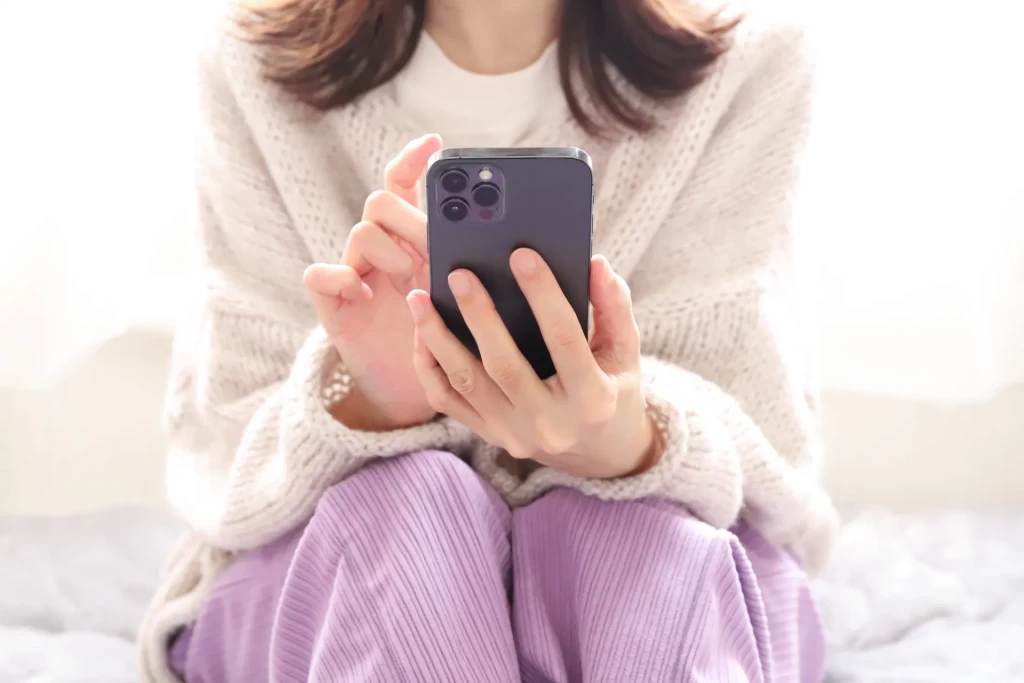 スマホアプリを操作する女性