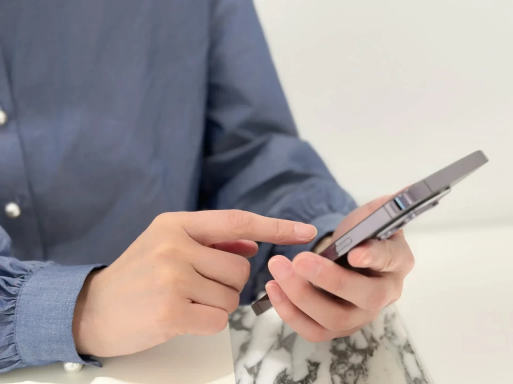 スマホで口コミをチェックする女性