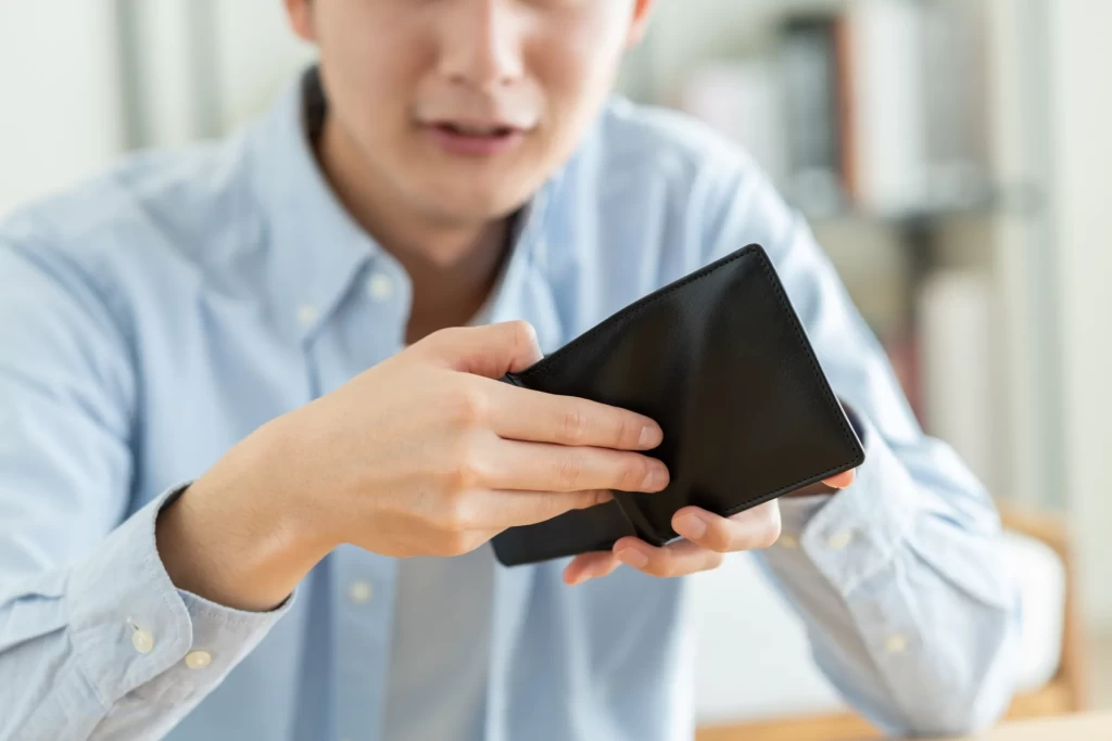 財布を開く男性