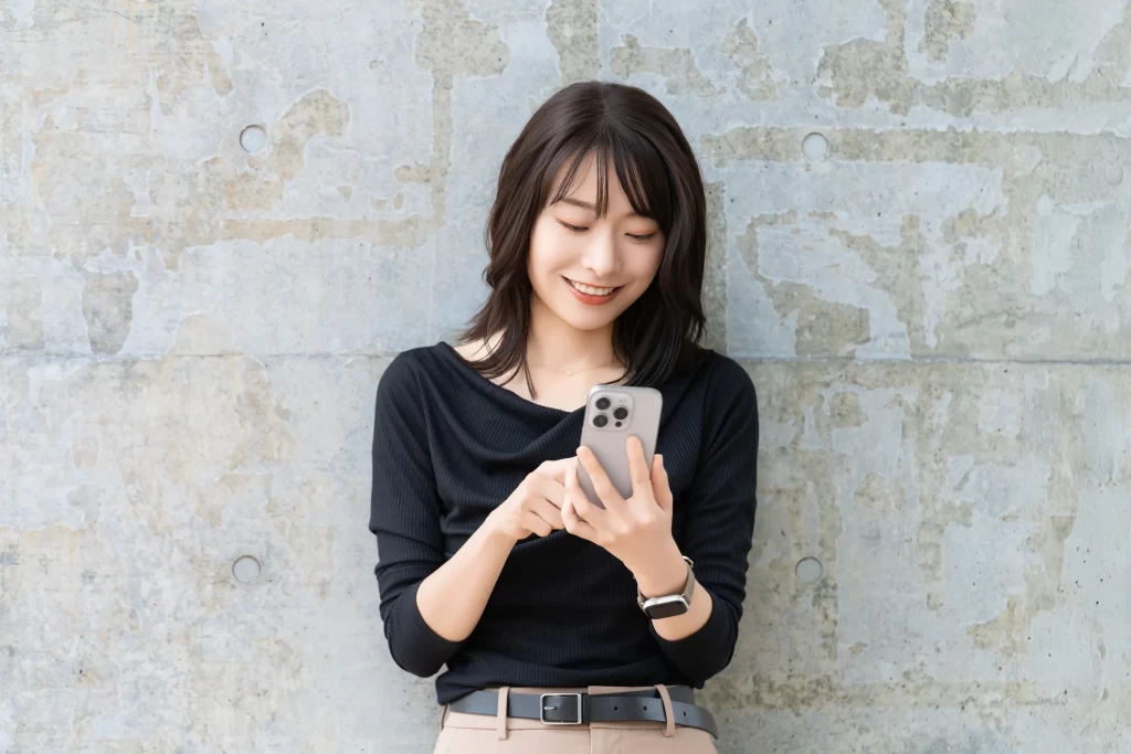 スマホを見て笑顔の女性
