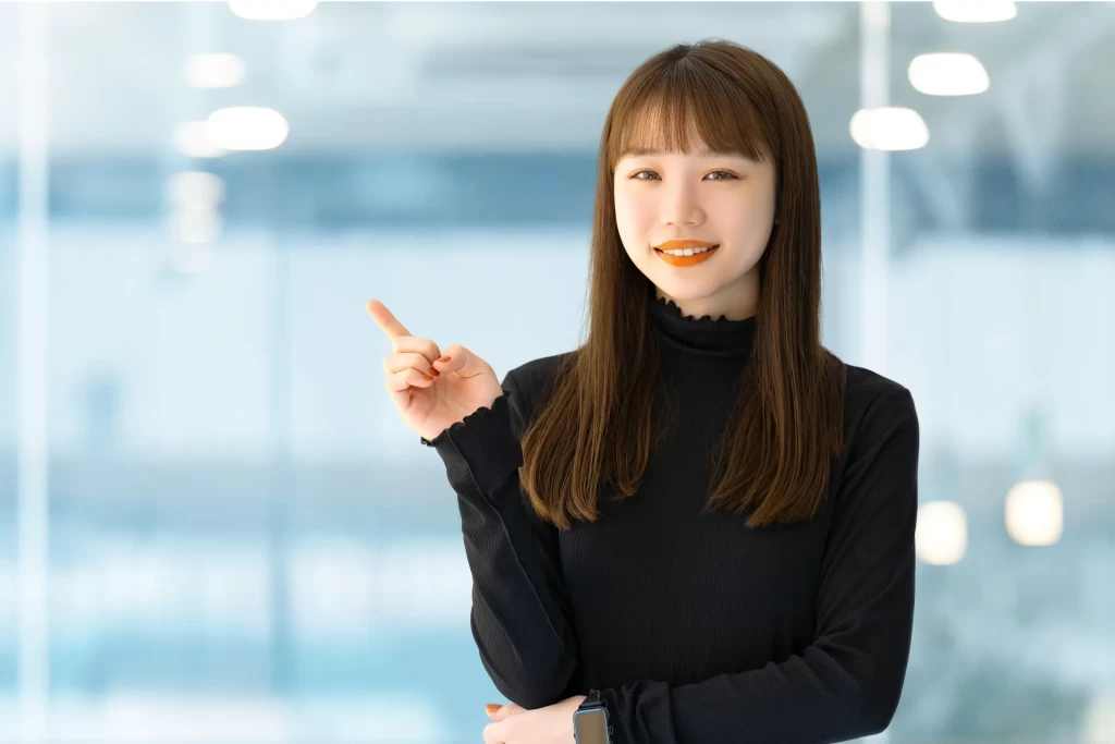 ルールを示す女性