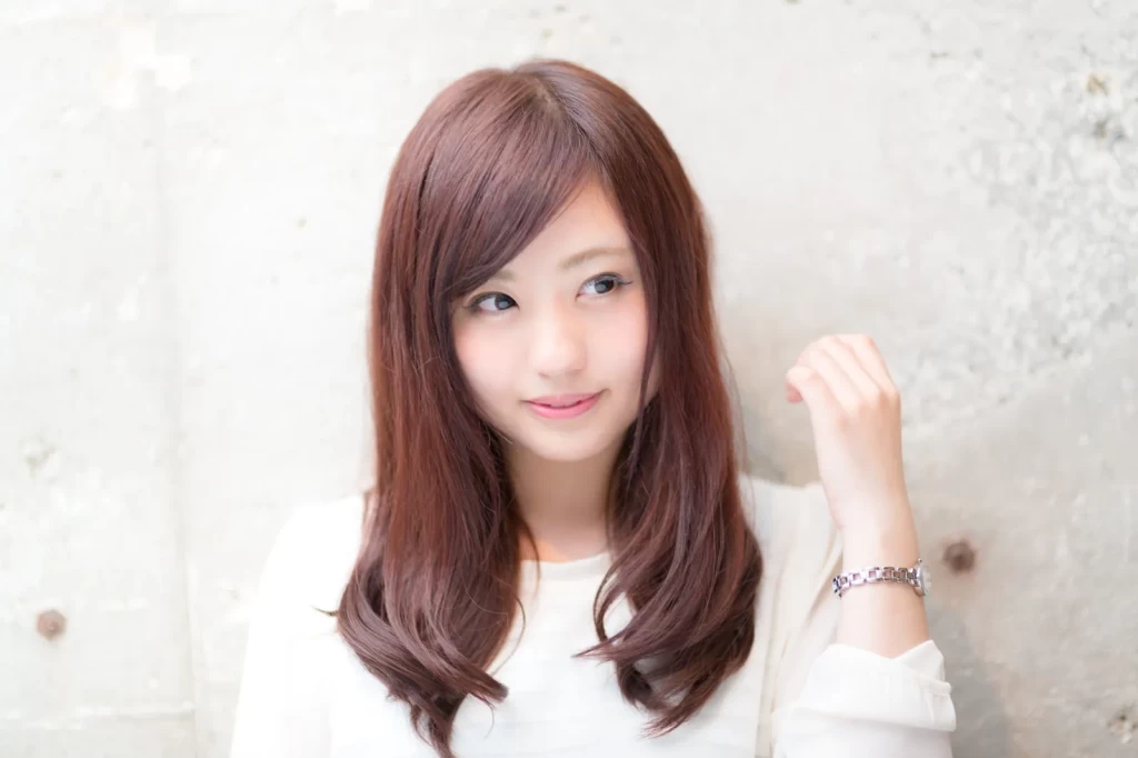 パパと待ち合わせをする茶髪の若い女性
