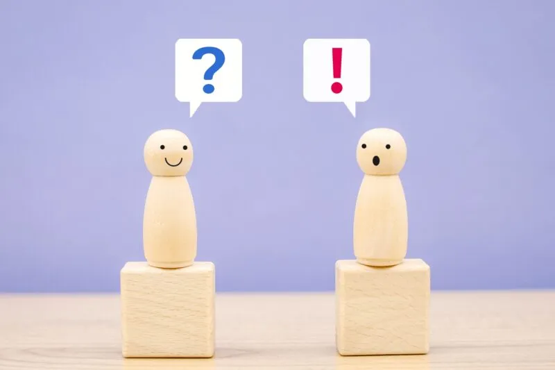 ビックリマークとクエスチョンマークがでている置物