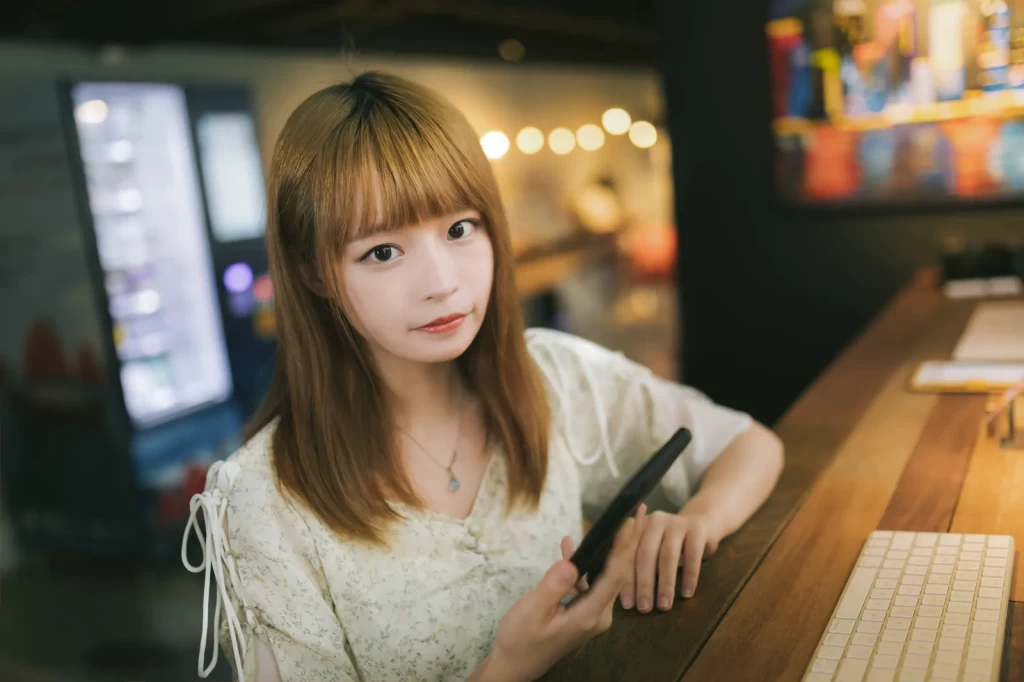 スマホを持ったカメラ目線の女性