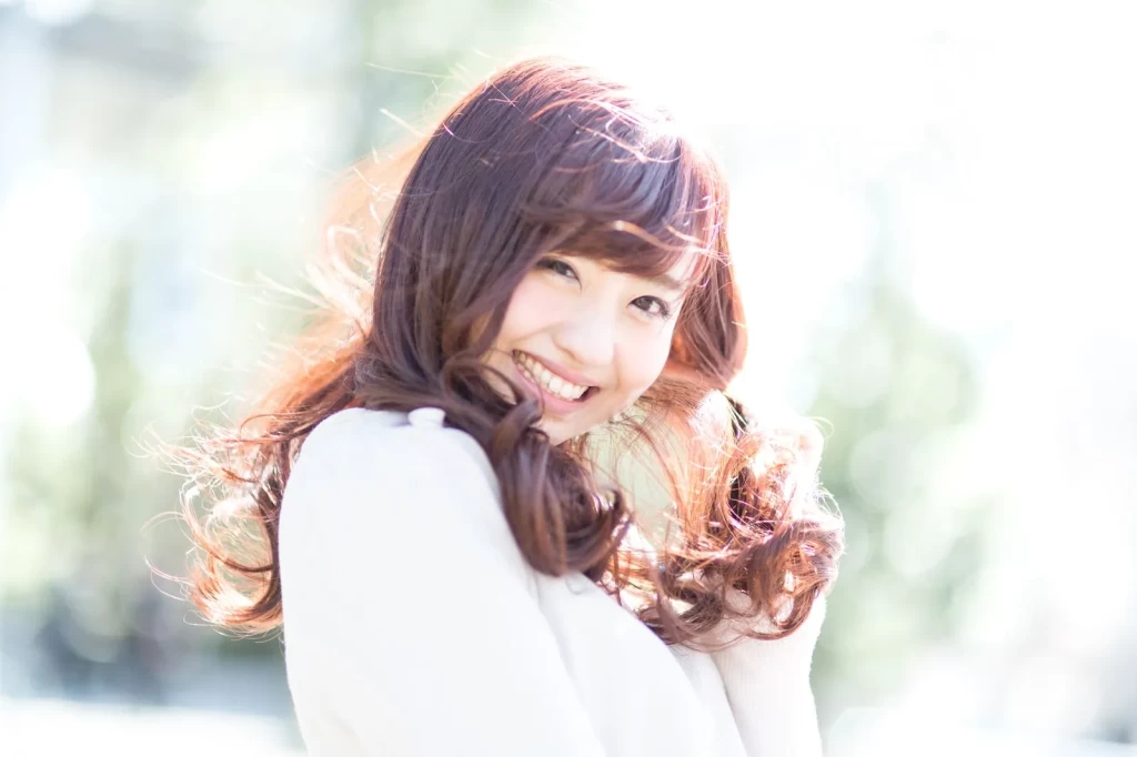 パパを見つめながら微笑むロングヘアの若い女性