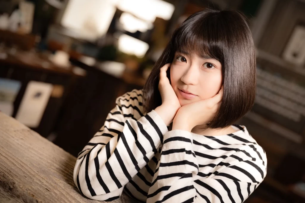 頬杖をつく女性