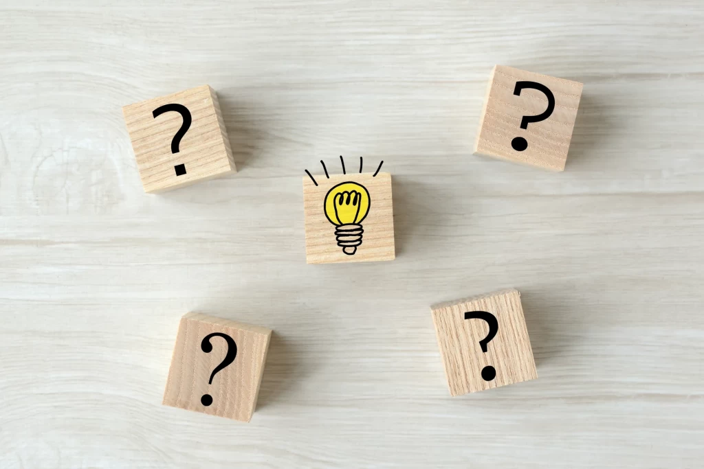 電球のイラストと「？」マークが表示された正方形の木製ブロック