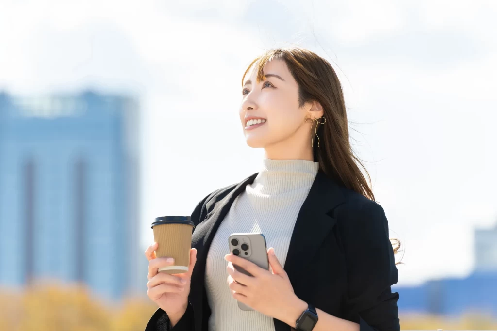 スマートフォンを持つ女性