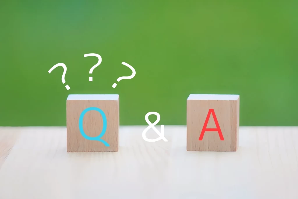 「Q&A」の文字が表示された木製ブロックと「？」マーク