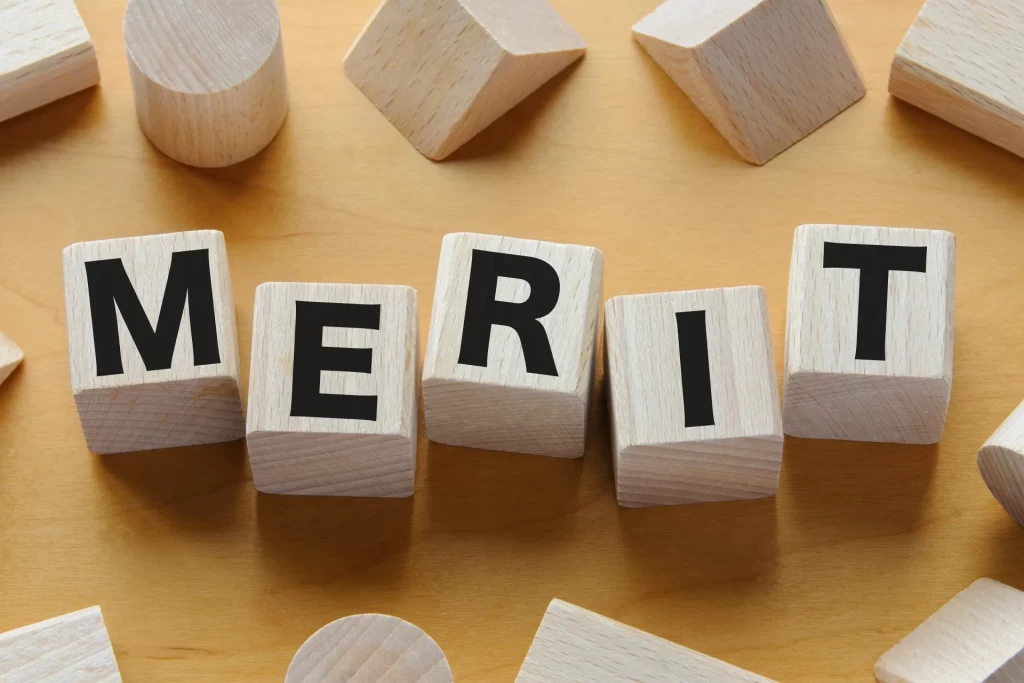 「MERIT」と表示された正方形の木製ブロック