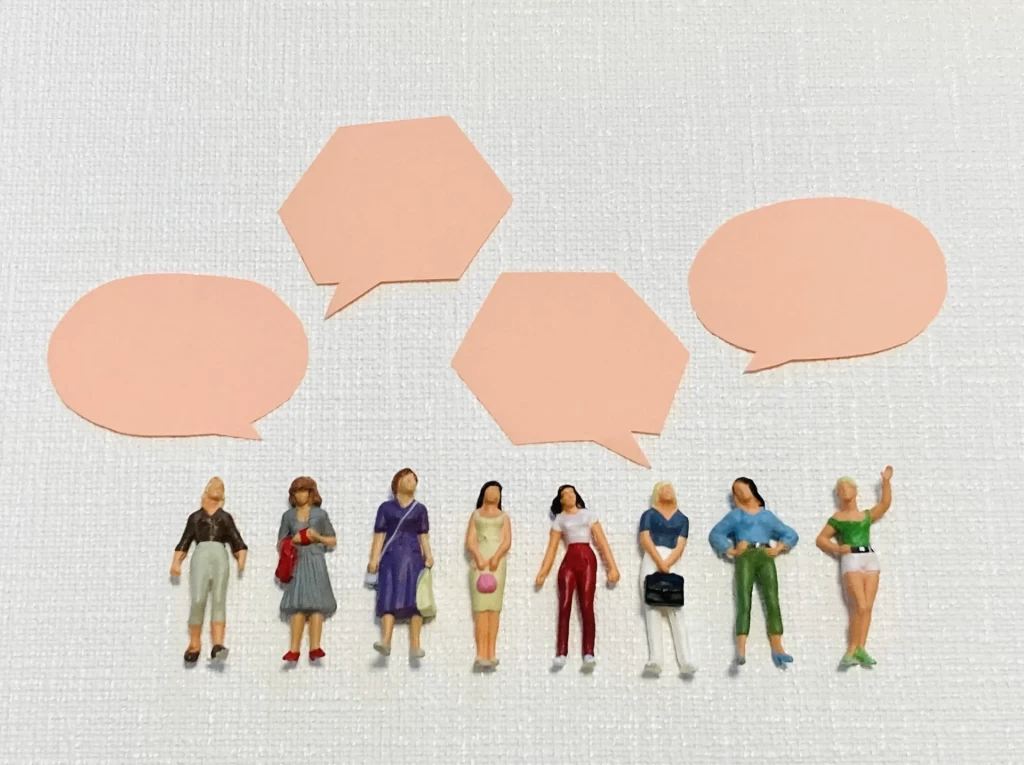 女性をかたどった小さなフィギュアと体験談を表す4つの吹き出し