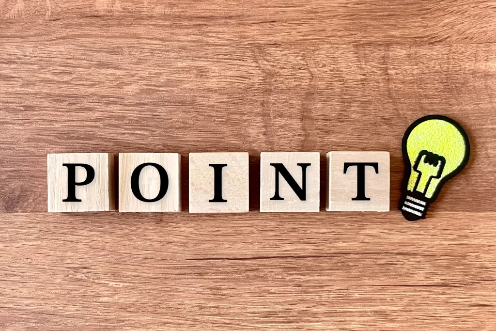 「POINT」と書かれた木製ブロックと電球を表すマーク