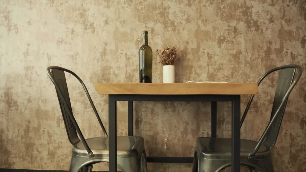 おしゃれなカフェのテーブルとイス